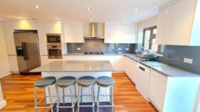 Luxury London House Sleeps x 16, Free Parking, Free Wifi, Garden Patio, Close to tube line easy access to Central London, Ilford